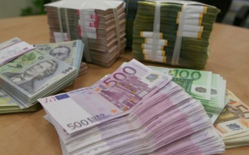 Euro s-a depreciat față de dolar, ajungând la cel mai redus nivel din mai 2006